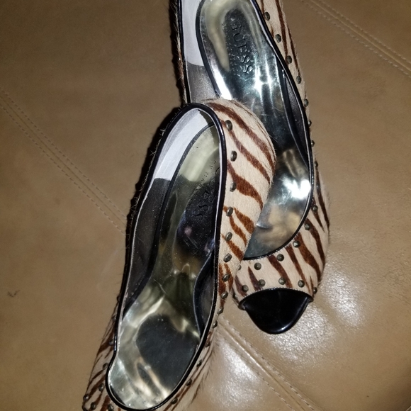 Shoes - Picture 3 of 8